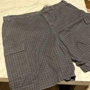 IZOD Men's 42 blue & navyPlaid Leg Pockets Shorts - G4